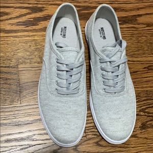 Women’s lightweight sneaker